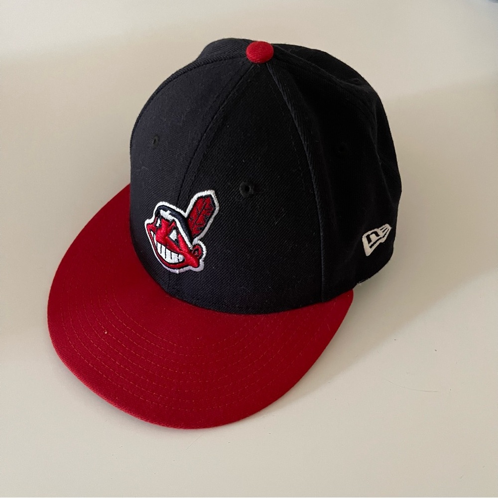 New Era 6 7/8 Cleveland Indians Chief Wahoo
Fitted Baseball Cap 59FIFTY Retro ⚾️